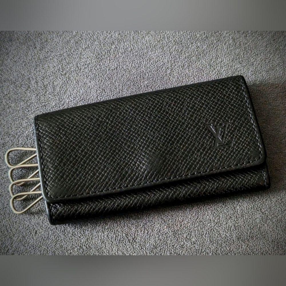 LOUIS VUITTON KEY HOLDER M30522 KET 4 4 HOOKS TAIGA BLACK EUC, CA0050; LUXURY